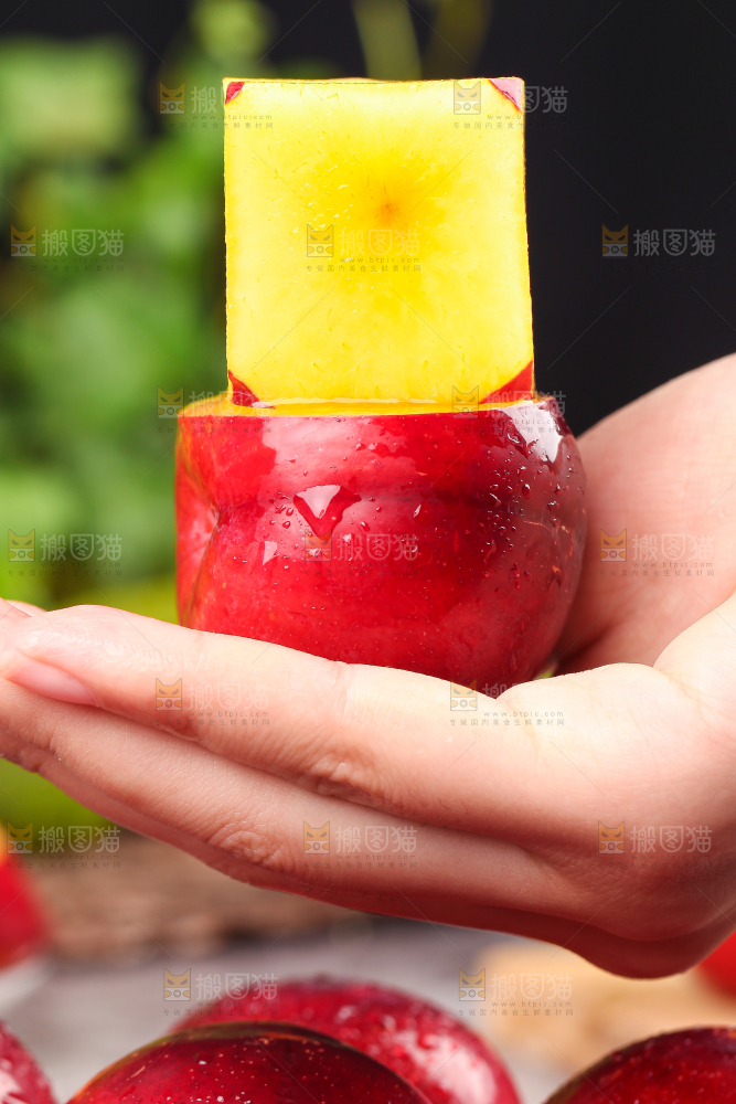 手里拿着红李子