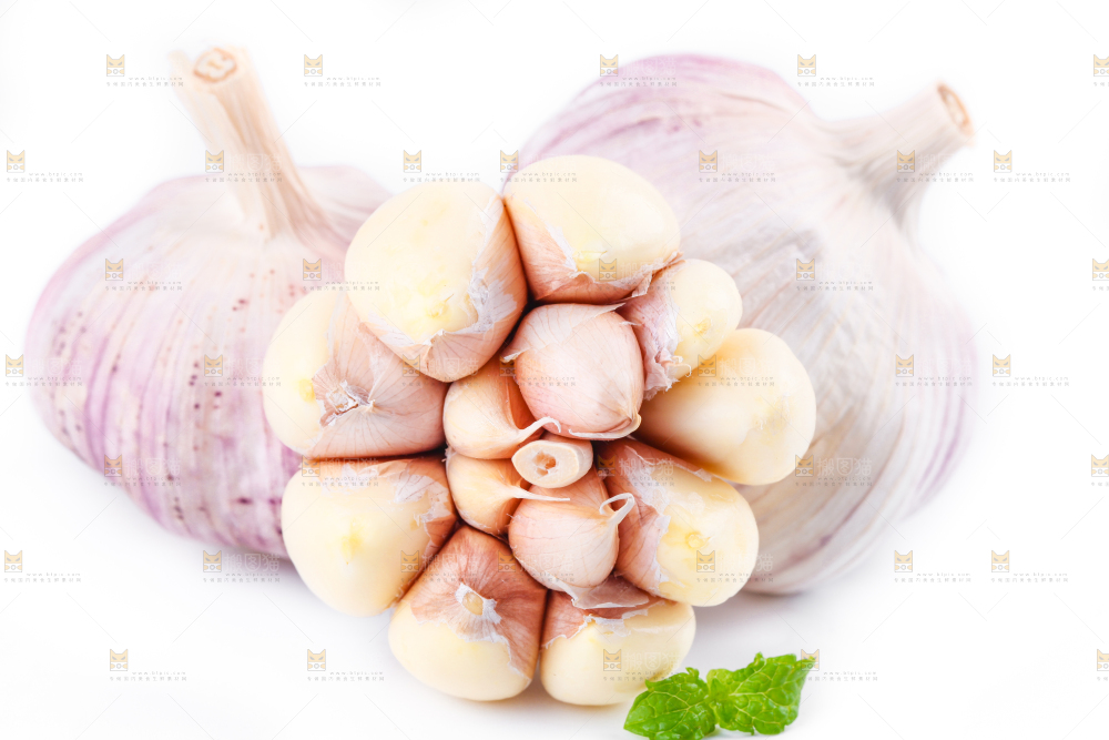 白底上摆放着大蒜