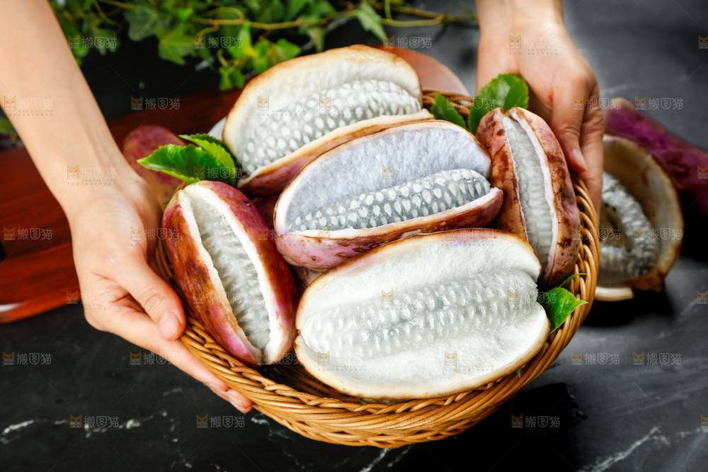 篮子里放着八月果