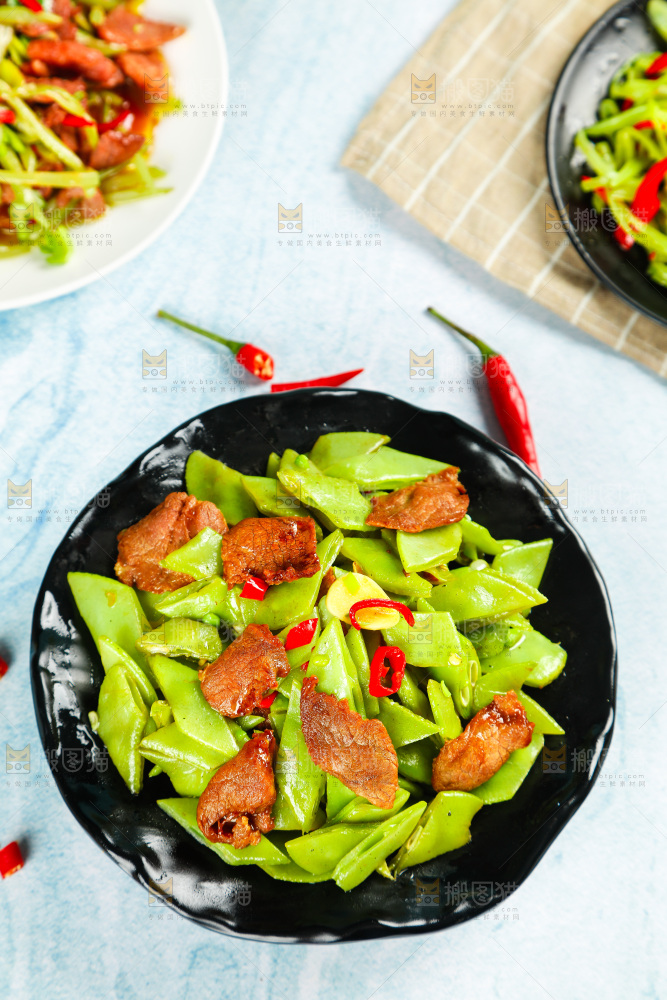 盘子里装着扁豆炒肉