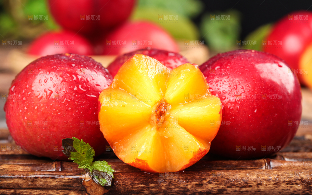 木底上放着红李子