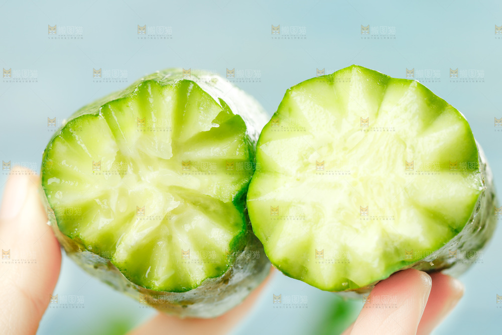 手里拿着黄瓜