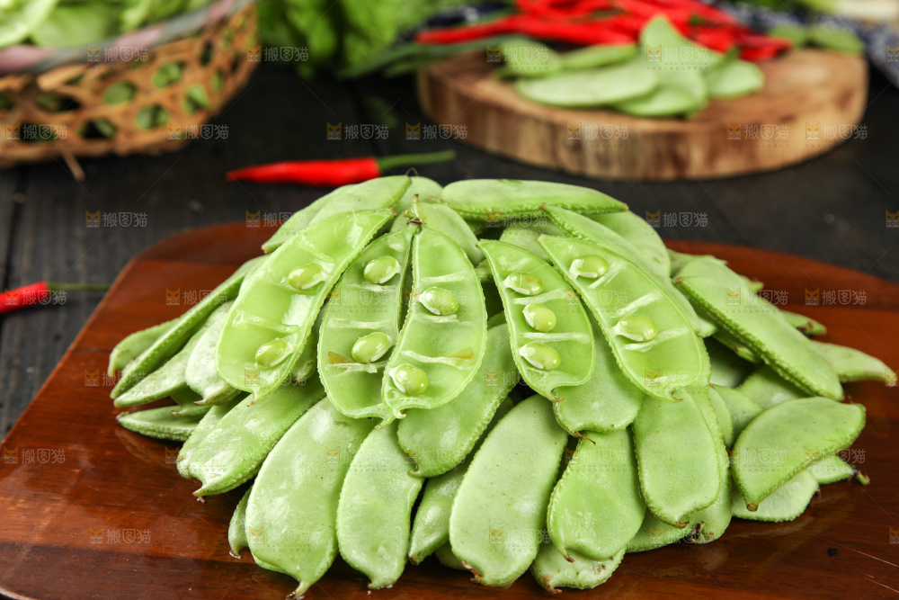 木底上摆放着扁豆角
