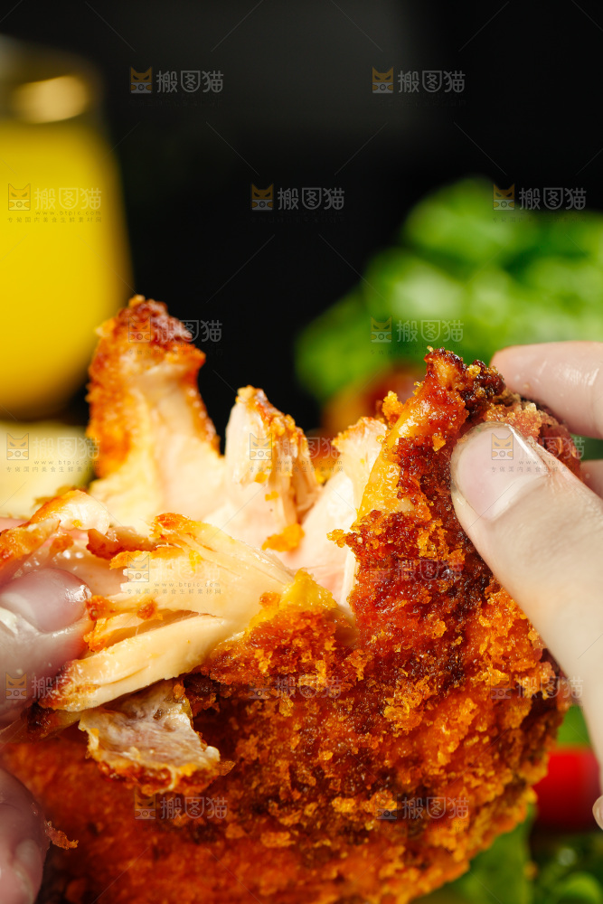 手里拿着熟鸡腿