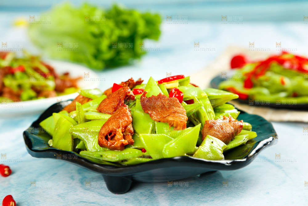 盘子里装着扁豆炒肉