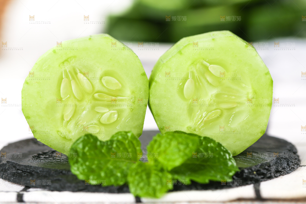 黑底上放着黄瓜