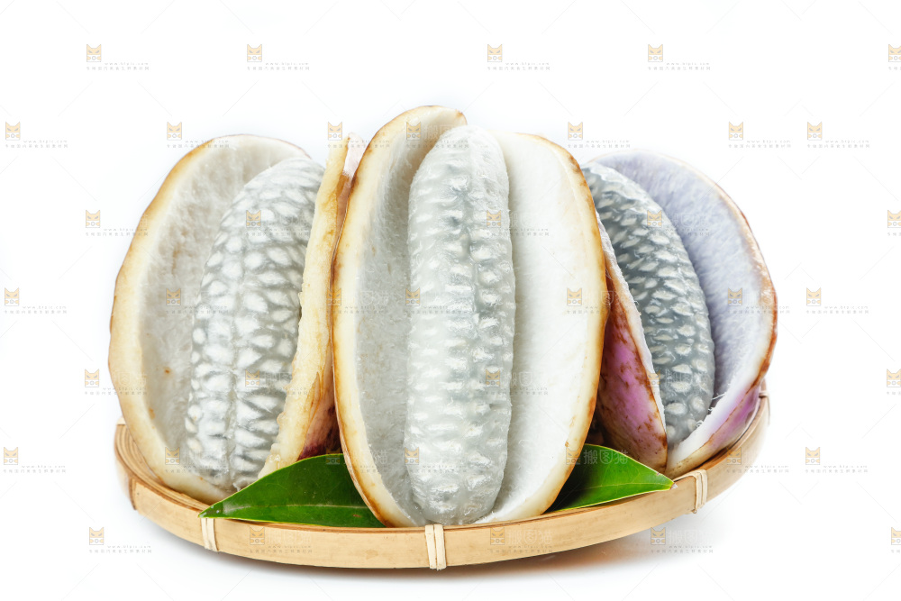 篮子里放着八月果