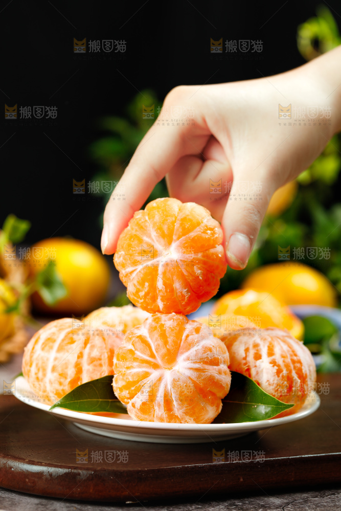 碟子装着橘子