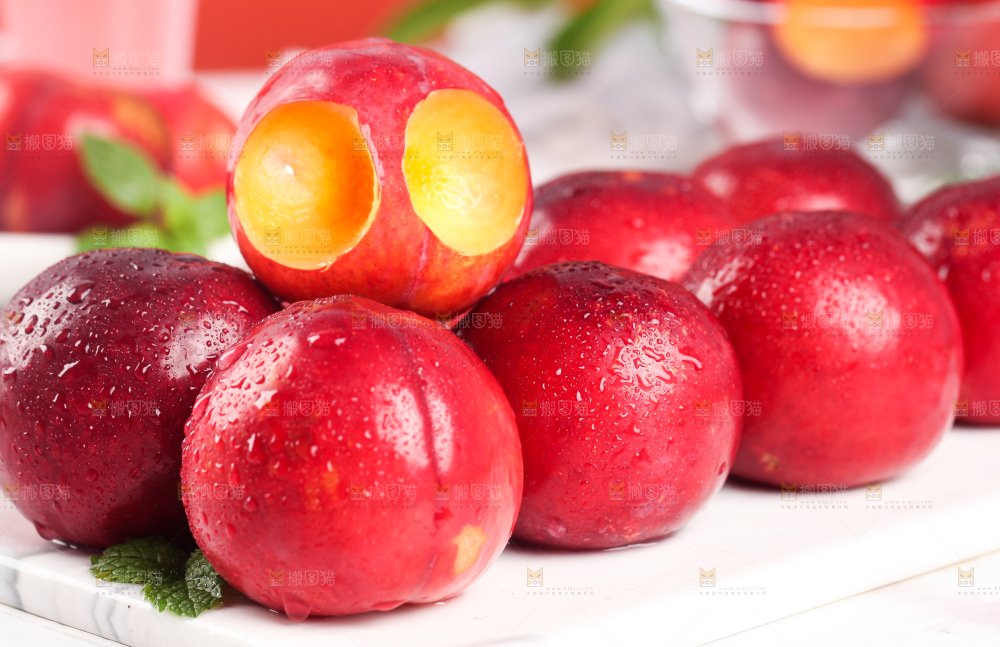 浅底上摆放着李子