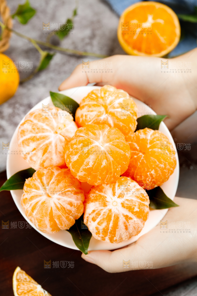 碟子装着橘子