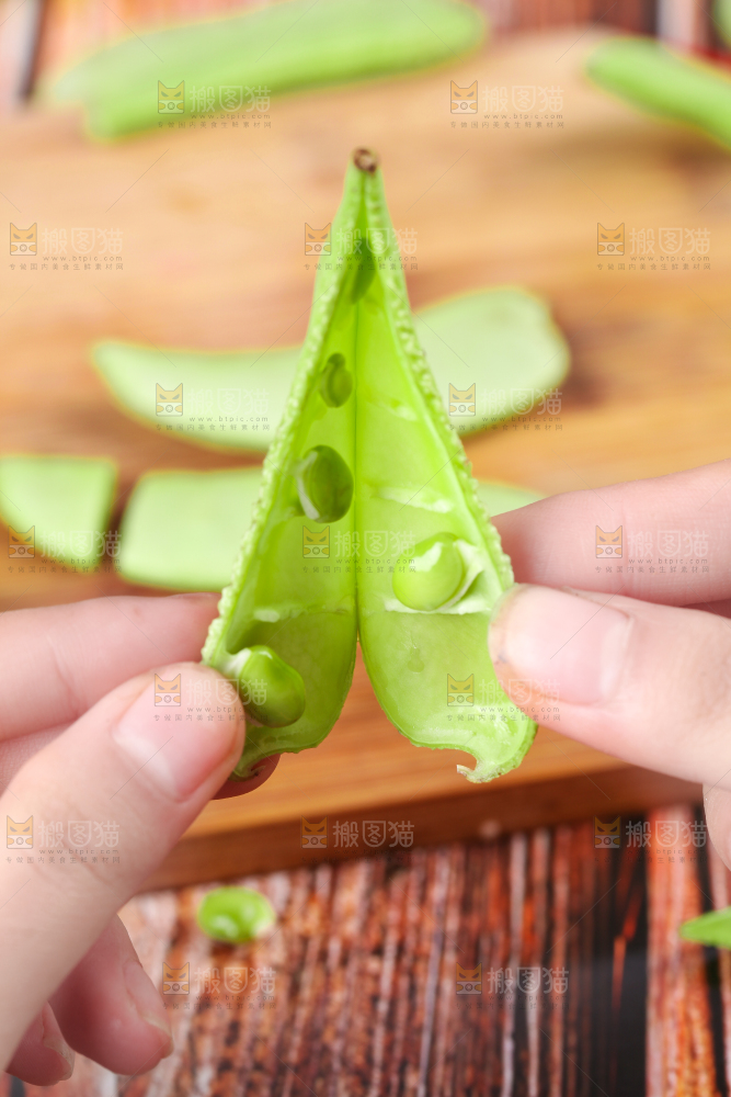 木底上摆放着扁豆