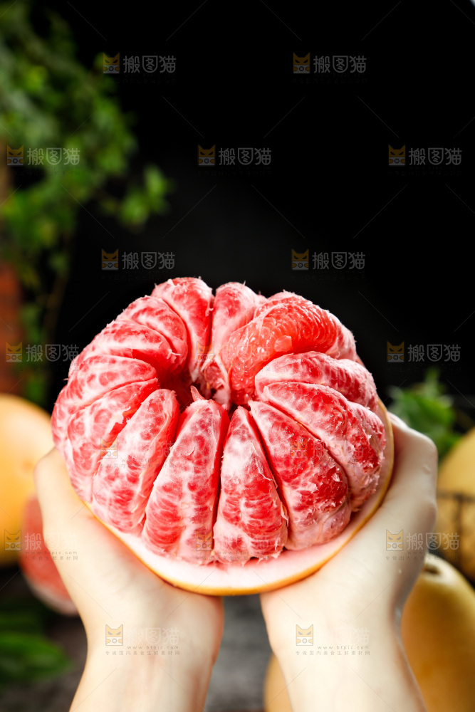 手里拿着红心蜜柚
