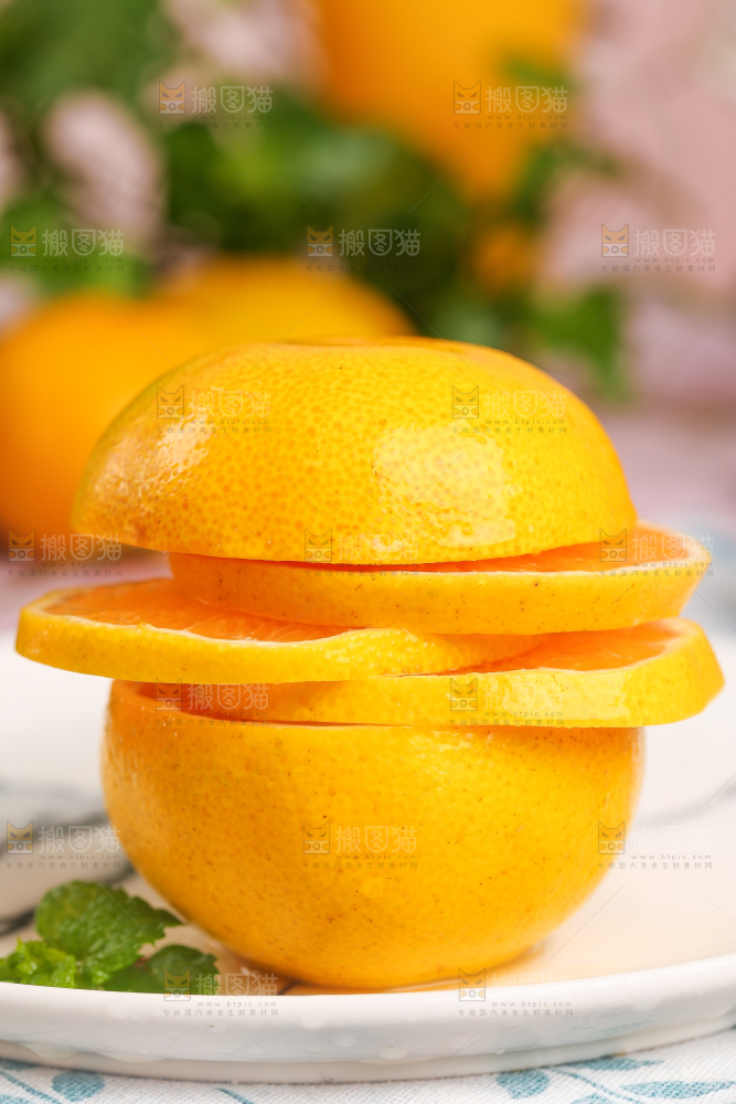 盘子里放着椪柑