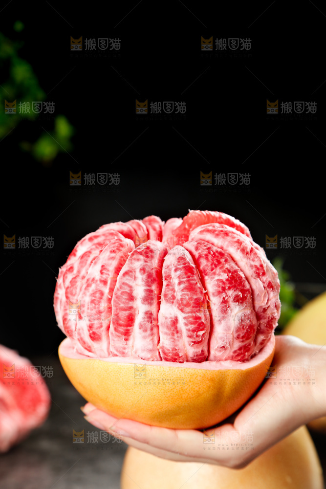 手里拿着红心蜜柚