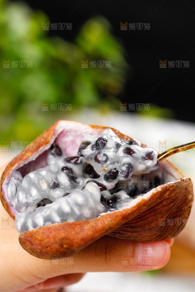手里拿着八月炸