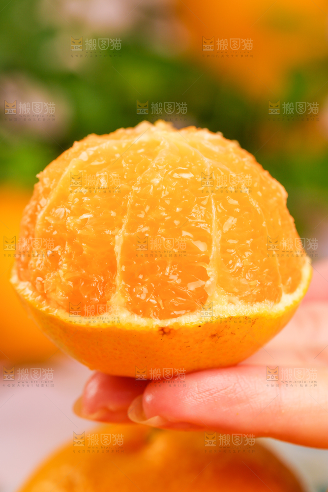 手里拿着芦柑