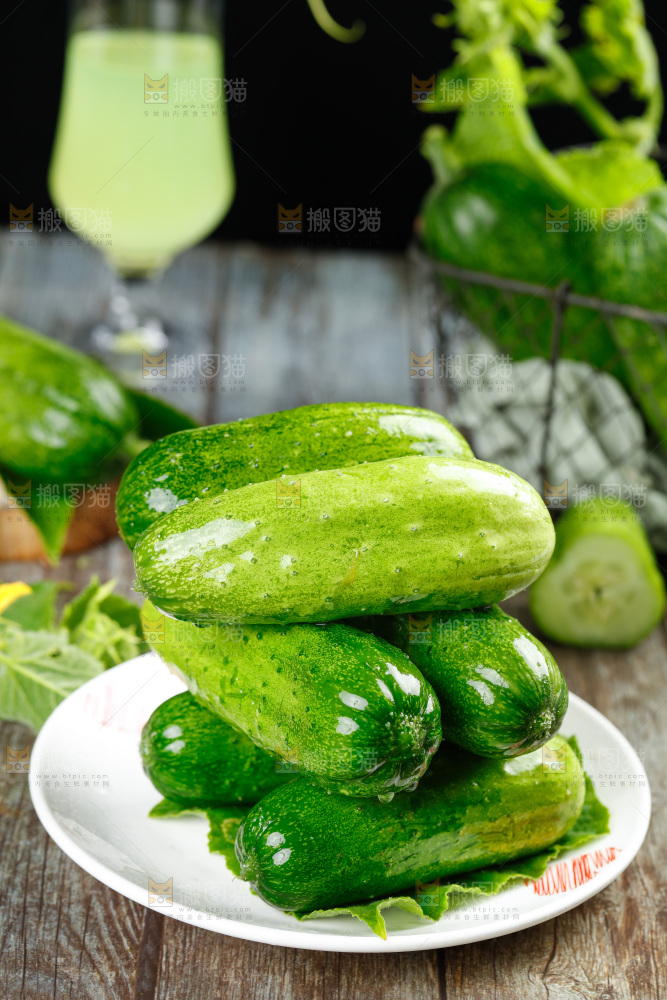 盘子里放着黄瓜