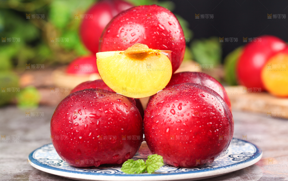 碟子里放着新鲜李子