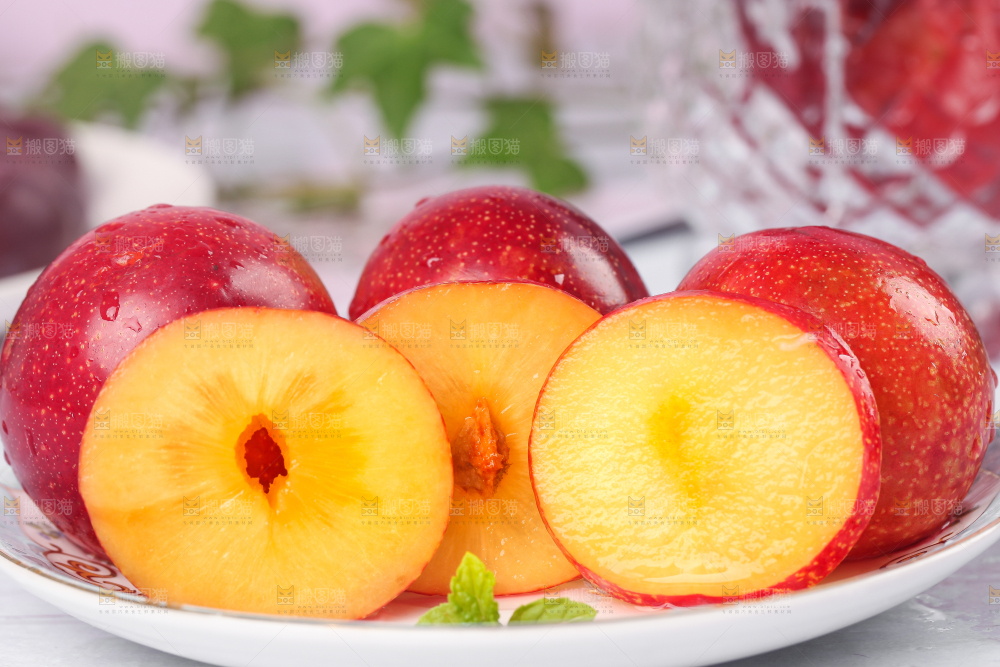 碟子里放着新鲜李子