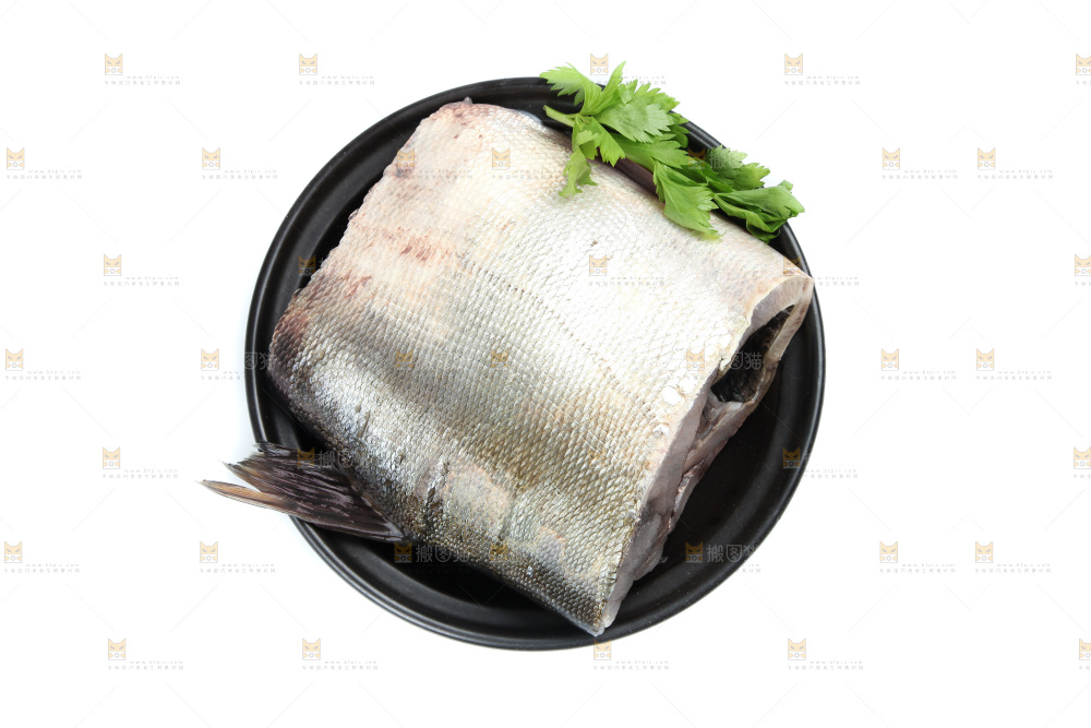 盘子里装着鲢鱼
