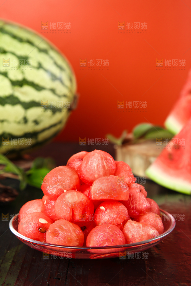 木底上摆放着冰糖西瓜