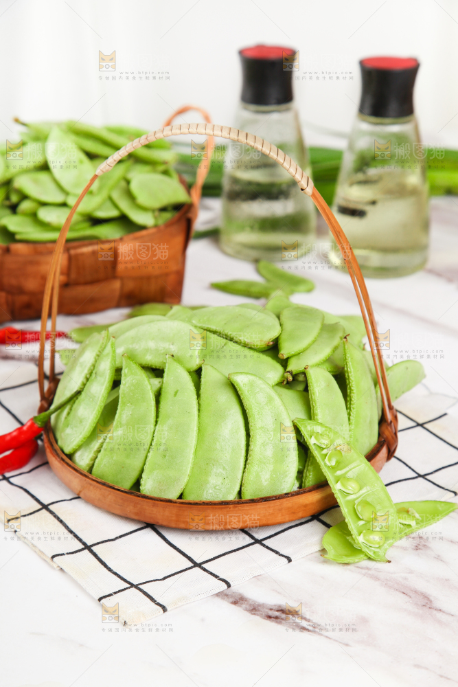 格子底上摆放着扁豆角