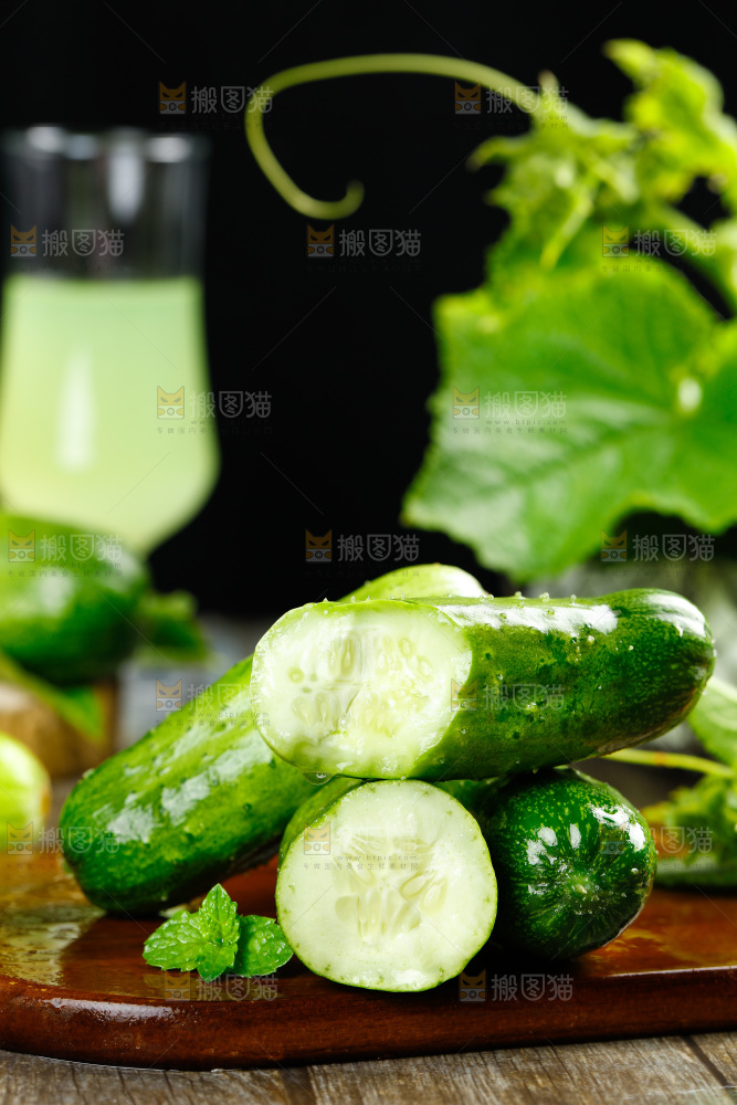 深底上摆放着小青瓜