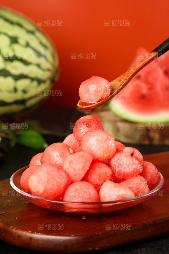 手里拿着冰糖西瓜