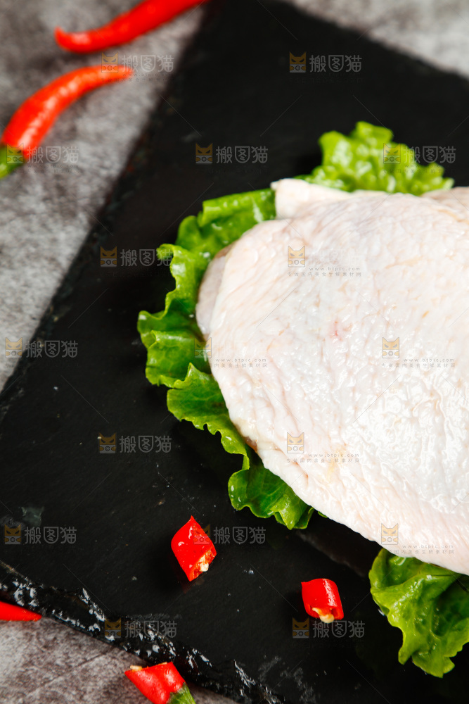 盘子里装着鸡腿