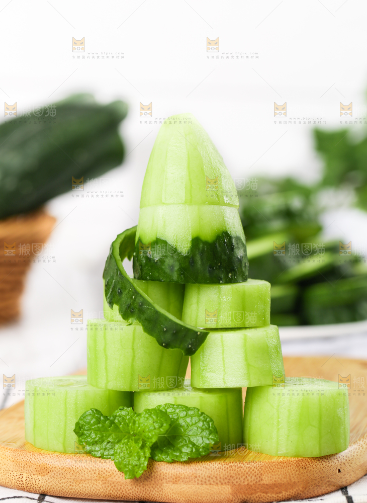木底上堆放着新鲜黄瓜