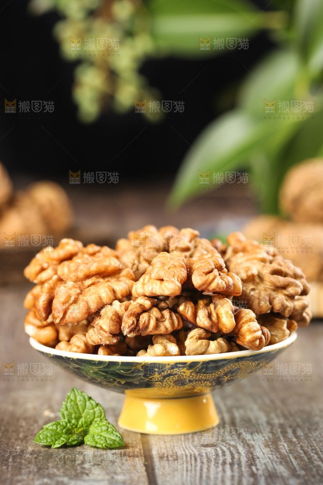 木底上摆放着大核桃
