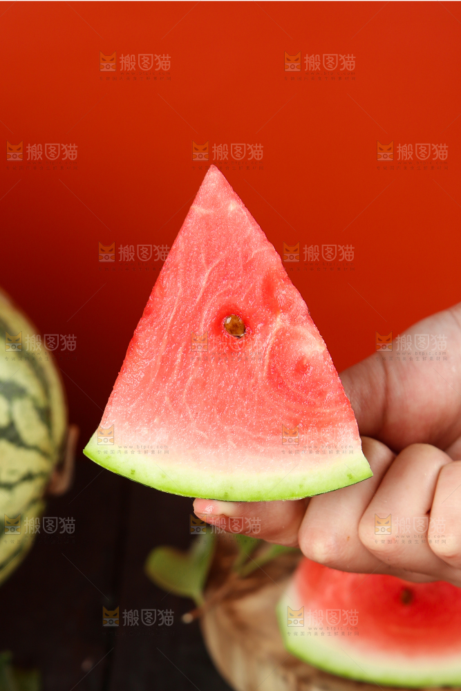 手里拿着冰糖西瓜