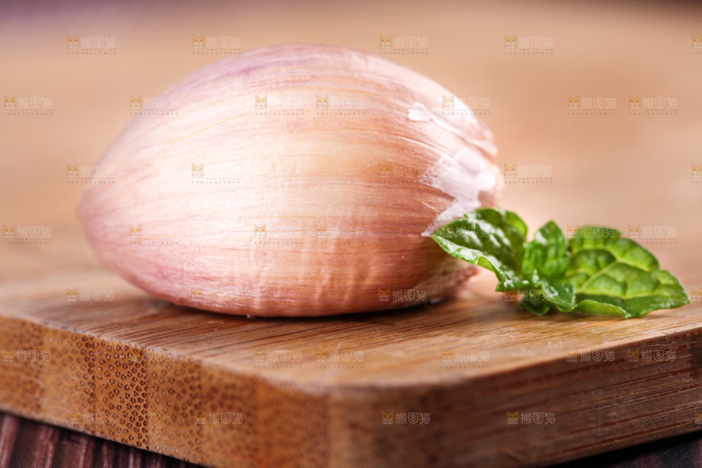 木底上摆放着大蒜