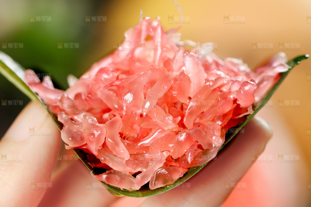 手里拿着红心蜜柚