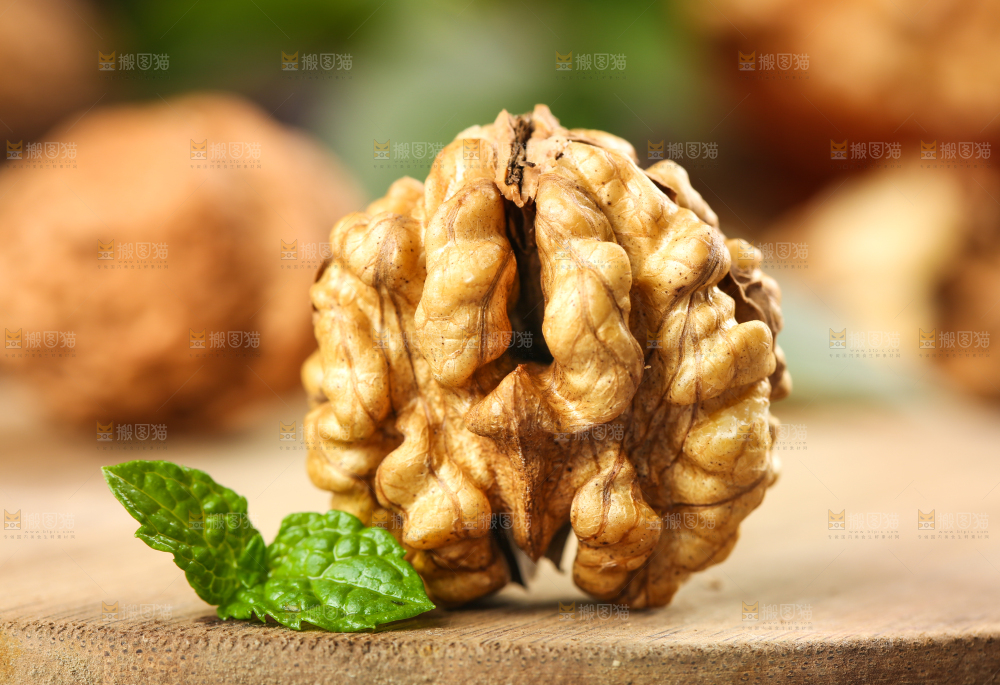 木底上摆放着大核桃