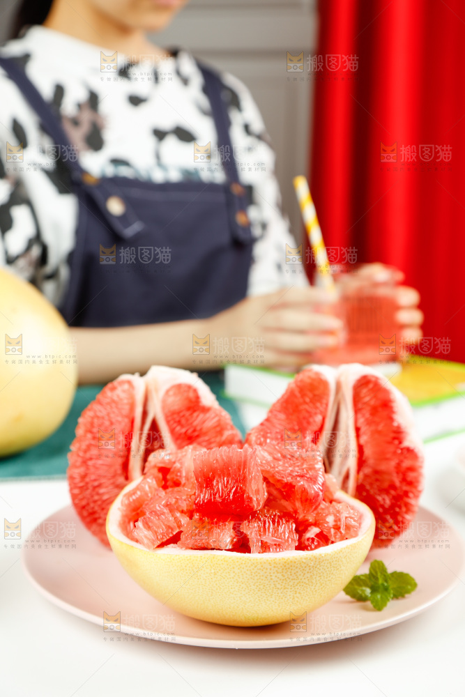 碟子里放着红心蜜柚