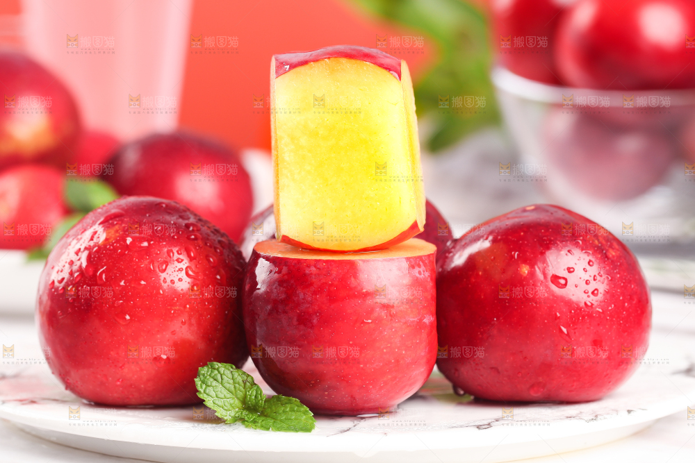 浅底上摆放着李子