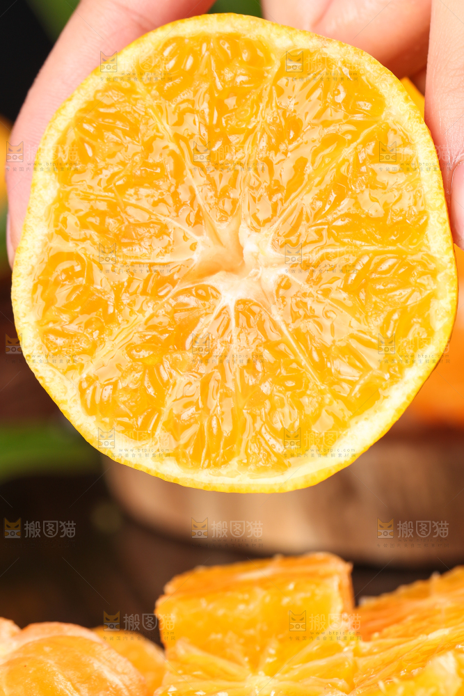 手里拿着芦柑