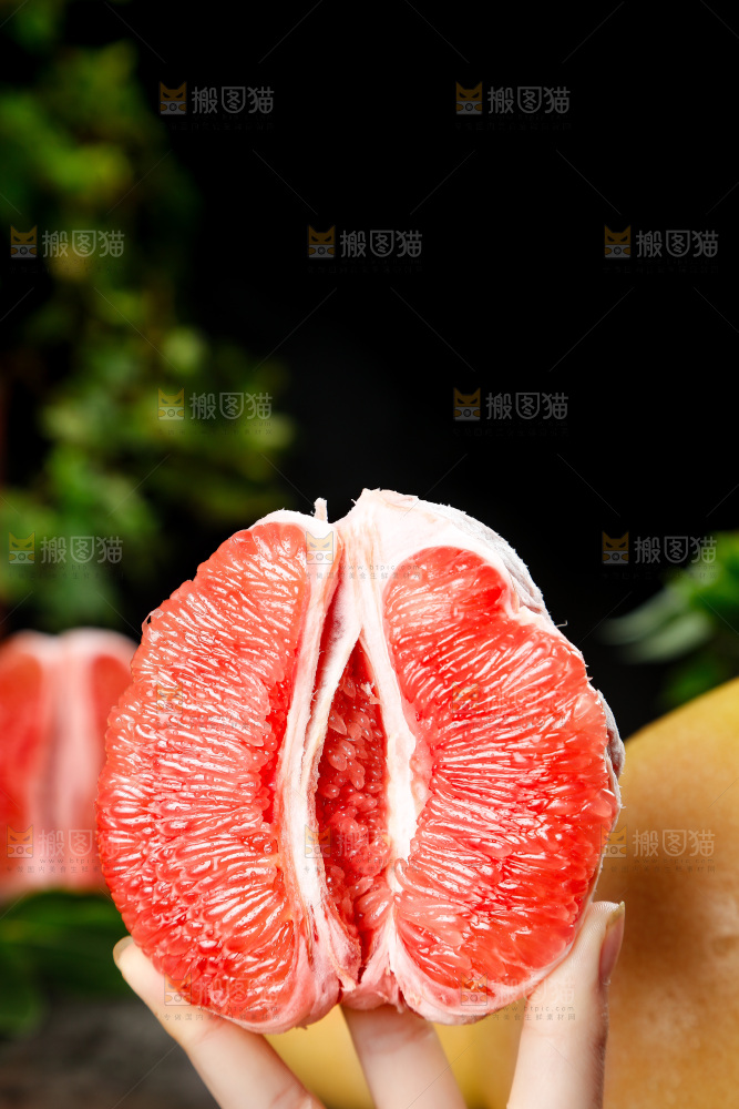 手里拿着红心蜜柚