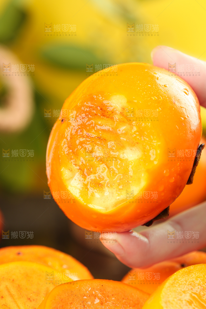 手里拿着柿子