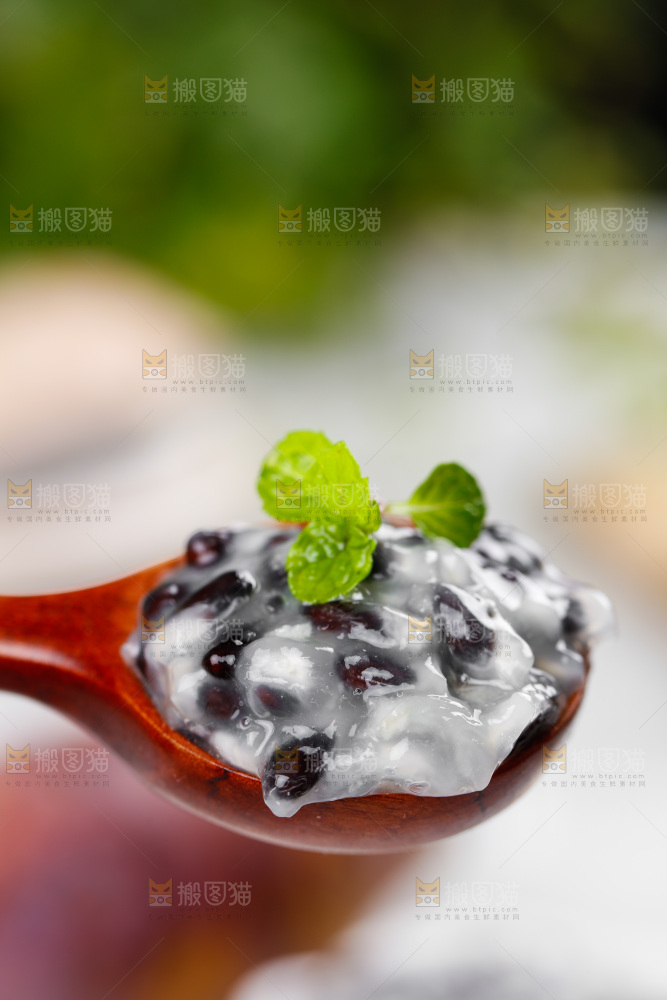 碟子里装着八月炸