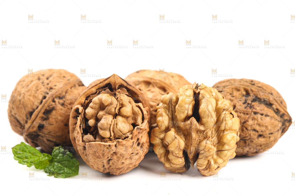 白底上摆放着核桃