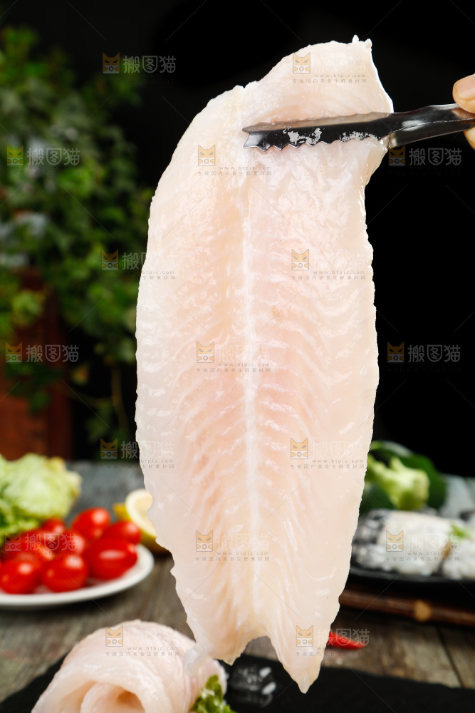碟子里装着巴沙鱼