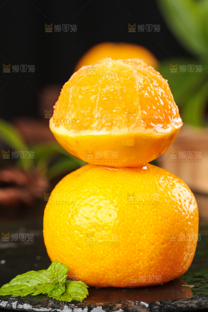 黑底上摆放着椪柑