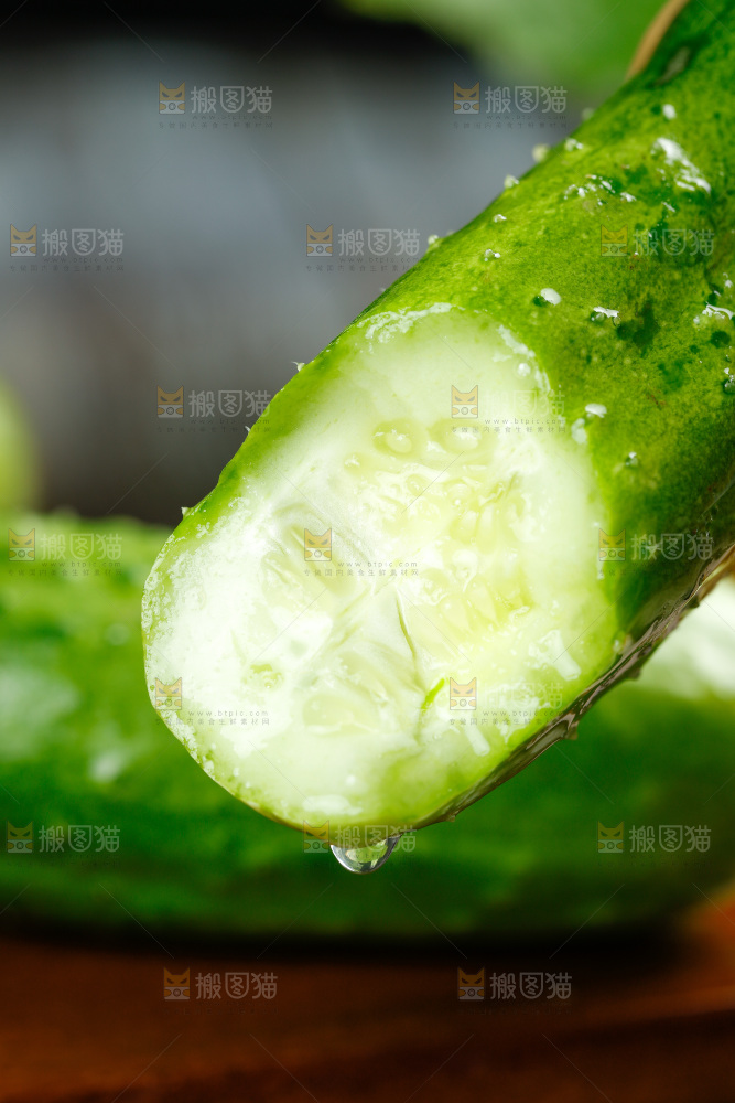 深底上摆放着小青瓜