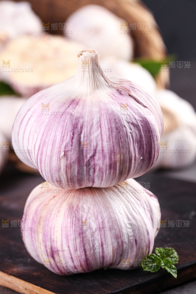 黑底上摆放着干大蒜