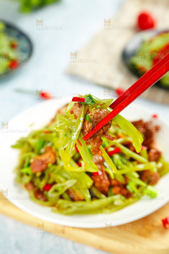 盘子里装着扁豆炒肉