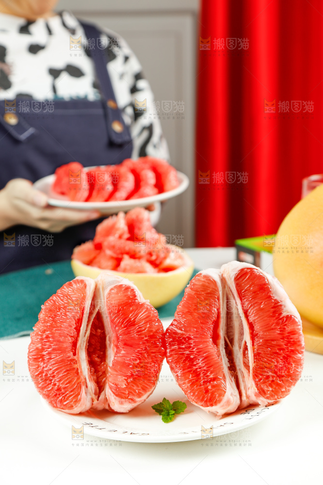 碟子里放着红心蜜柚
