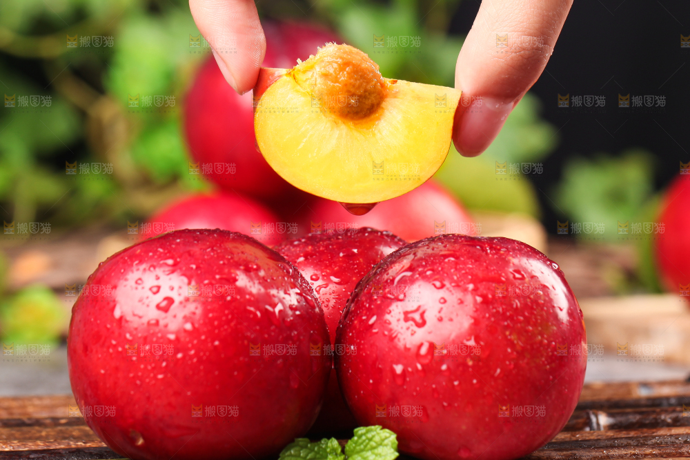 木底上放着红李子