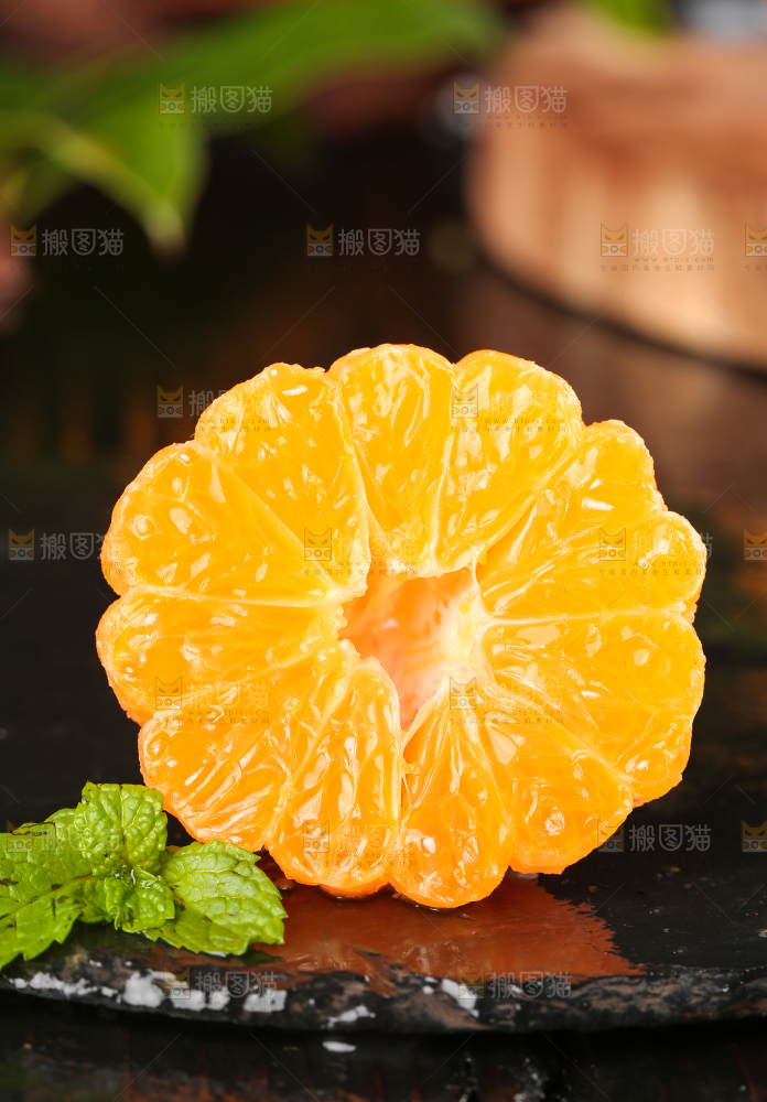 黑底上摆放着椪柑